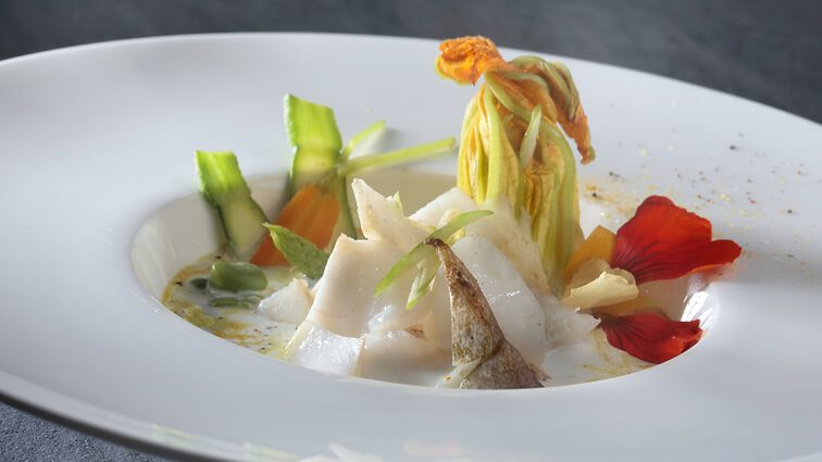 Recette : Effeuillé de merlan en soupe coco-céleri, fleurs et mini-légumes - TerreAzur