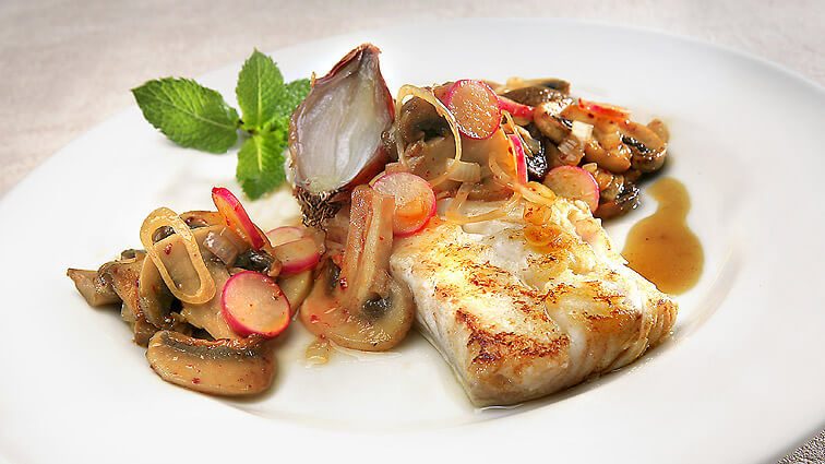 Recette : Meunière de cabillaud aux champignons de Paris et radis roses - TerreAzur