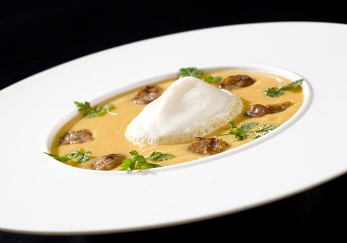 Recette : Velouté de potiron, éclats de châtaignes croustillants et son émulsion de truffes - EpiSaveurs