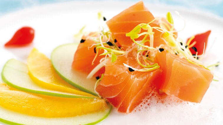 Recette : Cubes de saumon fumé aux fruits, écume de panais - TerreAzur