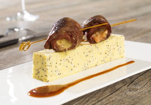 Recette : Saltimbocca de canard à la fourme d'Ambert et sa polenta crémeuse au pavot bleu - EpiSaveurs
