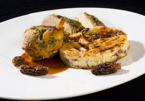 Recette : Suprême de volaille en croûte d'herbes et son gratin de pâtes aux morilles - EpiSaveurs