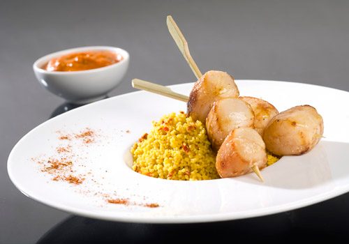 Recette : Saint-Jacques rôties accompagnées de semoule à l'orientale - EpiSaveurs