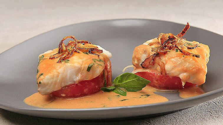 Recette : Pavé de lieu noir, coque de tomate et fondue d'oignon - TerreAzur