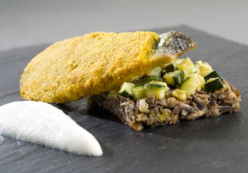 Recette : Bar en croûte de raz el hanout et sa duxelle de champignons et courgettes - EpiSaveurs