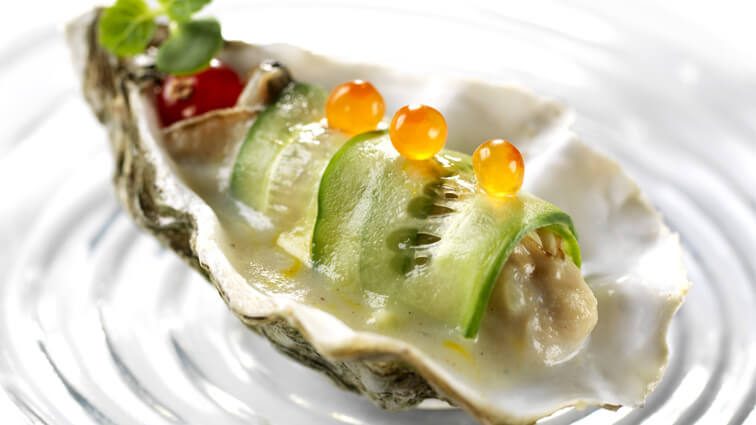 Recette : Huître, voilée de concombre, mousseuse de pomme de terre au safran - TerreAzur