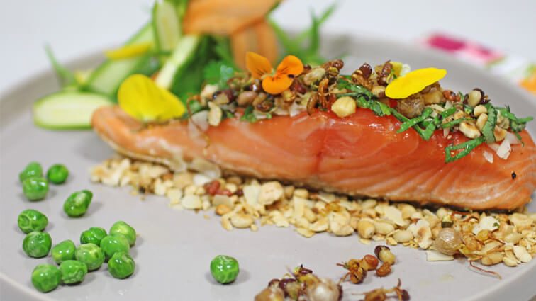 Recette : Pavé de saumon à l'unilatérale, noisettes et amandes craquantes en pêle-mêle du jardin - TerreAzur