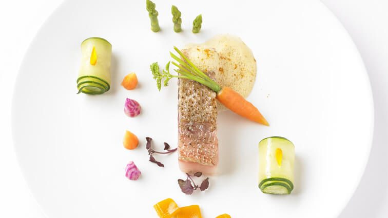 Recette : Dorade sébaste, écume d'arêtes et palette de légumes - TerreAzur