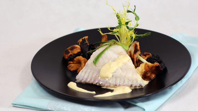 Recette : Tronçon de turbot poché à l'os, fricassé de champignons forestiers, sabayon de légumes aux cèpes - TerreAzur