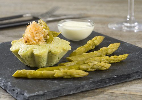 Recette : Mousseline d’asperge et de crabe accompagnée d'une sauce hollandaise - EpiSaveurs