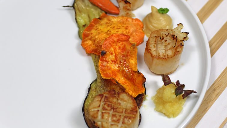 Recette : Noix de Saint-Jacques snackées, purée de pois chiche et citron confit, chips d'aubergine et de patate douce - TerreAzur