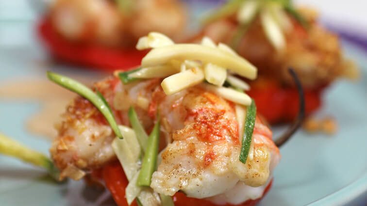 Recette : Langoustines poêlées en coque de poivron, légumes du moment en tempura - TerreAzur