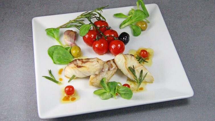 Recette : Filet de bar juste saisi à l'huile d'olive, tomates cerise et vinaigre de Xérès - TerreAzur