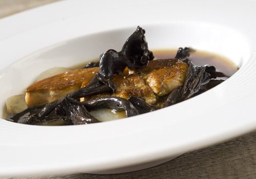 Recette : Nage de foie gras et son bouillon de bœuf aux trompettes et topinambours - EpiSaveurs
