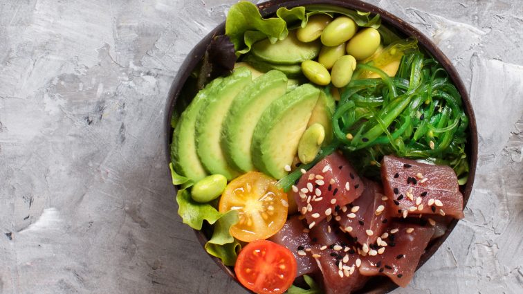 Recette : Poke bowl printanier au thon cru mariné - TerreAzur