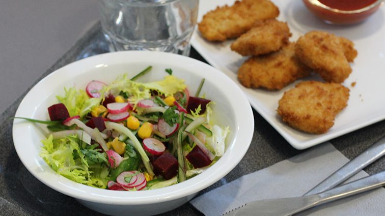 Recette : Nuggets de blé, ketchup pêche et salade fraicheur - TerreAzur