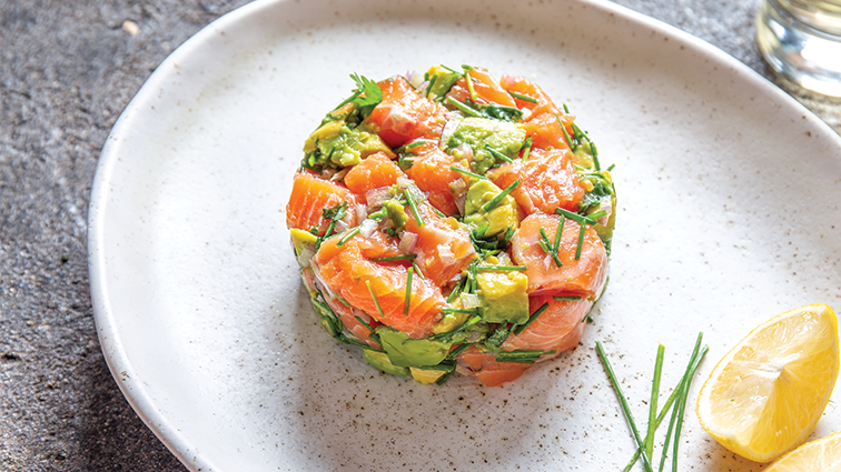 Recette : Tartare de saumon à l'avocat, oignons et citron - TerreAzur