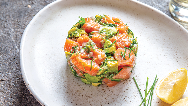 Tartare de saumon frais et concombre à l'asiatique