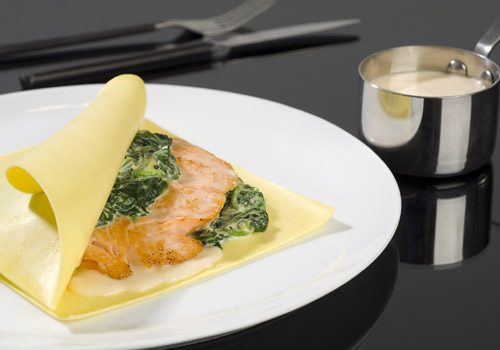 Recette : Raviole ouverte au saumon et épinard safrané - EpiSaveurs