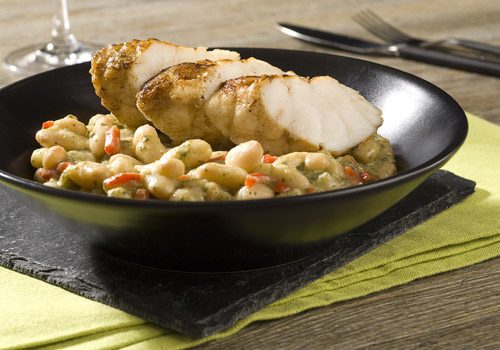 Recette : Lotte rôtie accompagnée d'haricots coco au pesto - EpiSaveurs
