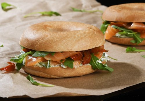 Recette : Bagel saumon crème de concombre - EpiSaveurs
