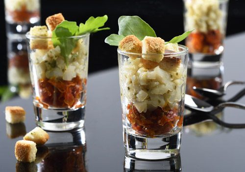 Recette : Tartare de Saint-Jacques, croutons à l’ail et roquette - EpiSaveurs
