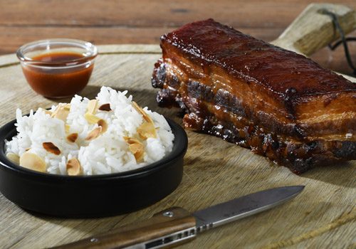 Recette : Poitrine de porc confite et caramélisée, riz aux amandes - EpiSaveurs