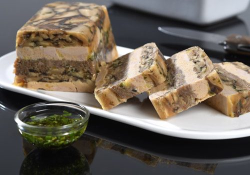 Recette : Hure de queue de bœuf, foie gras, champignons et sa vinaigrette d’herbes - EpiSaveurs