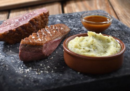 Recette : Filet de canette, jus court à l’orange et aux épices, purée de pois cassés - EpiSaveurs