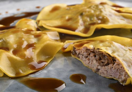 Recette : Raviole de canard confit aux champignons, jus de poulet corsé - EpiSaveurs
