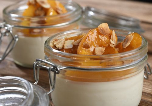 Recette : Panna cotta aux pêches rôties et amandes caramélisées - EpiSaveurs