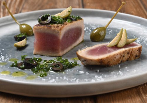 Recette : Thon juste saisi vinaigrette câpre et olive - EpiSaveurs