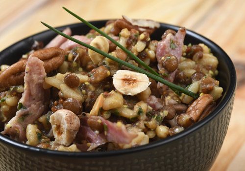 Recette : Salade tiède de trio de lentilles, effiloché de jarret de porc confit à la moutarde - EpiSaveurs