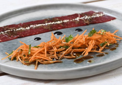 Recette : Gravlax de bœuf mariné aux épices, julienne de carottes croquantes à la coriandre - EpiSaveurs