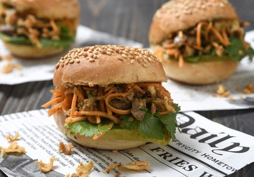 Recette : Bao burger au canard effiloché, soja et satay - EpiSaveurs