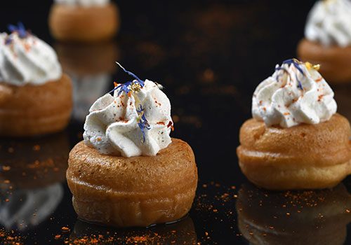 Recette : Mini baba au rhum, sirop aux épices, chantilly au chocolat blanc et piment d’Espelette - EpiSaveurs