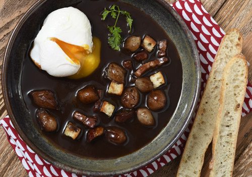 Recette : Œufs en meurette, sauce au vin rouge, oignons caramélisés - EpiSaveurs