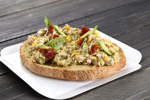Recette : Bruschetta au crabe, mangue et tomates séchées - EpiSaveurs