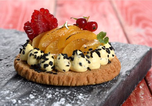 Recette : Sablé croustillant, abricots rôtis et crème au sésame noir - EpiSaveurs