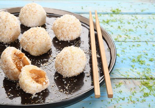 Recette : Boule de riz gluant, cube de pomme tatin à la cannelle et sésame - EpiSaveurs