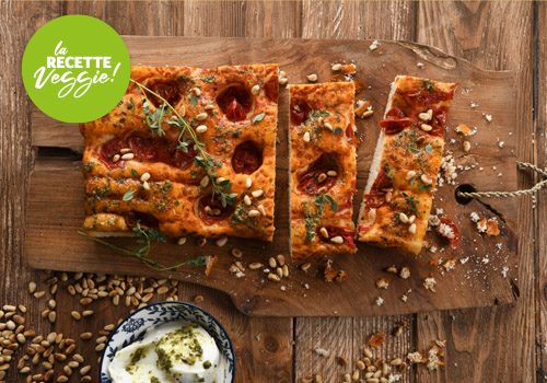 Recette : Foccacia tomate cerise, mozzarella, pesto et pignons de pin - EpiSaveurs