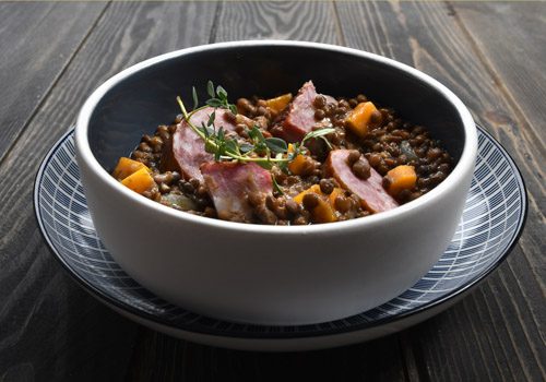 Recette : Saucisse de Morteau, lard fermier, étuvé de lentilles du Puy - EpiSaveurs