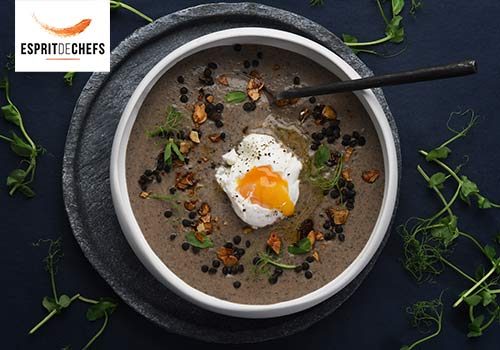 Recette : Velouté de lentilles à l’ail noir et œuf poché - EpiSaveurs
