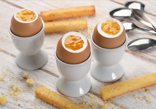 Recette : Trompe l’œil comme un œuf à la coque, mousse chocolat blanc et compotée d’abricot - EpiSaveurs