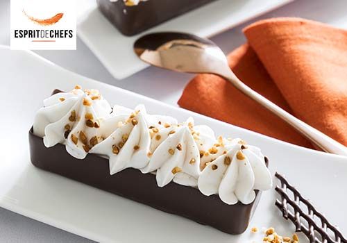 Recette : Coupe rectangulaire en chocolat au caramel à la fleur de sel et à la poire - EpiSaveurs