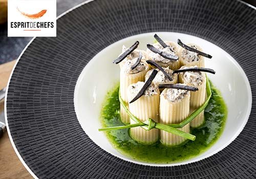 Recette : Rigatonis farcies à la crème de truffes, jus vert et artichauts, copeaux de truffes noires - EpiSaveurs