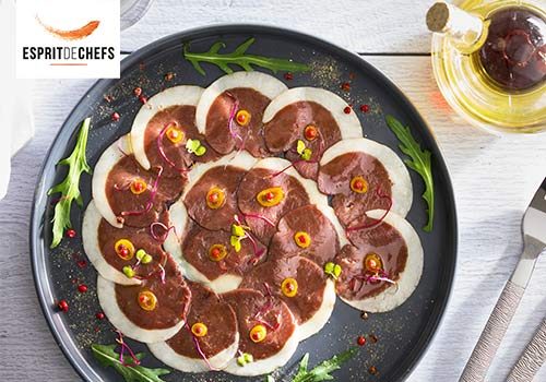 Recette : Carpaccio de canard aux baies roses, vinaigre de gingembre confit, huile d’olive noire maturée et poudre de combava - EpiSaveurs