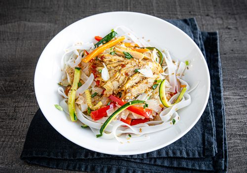 Recette : Wok de nouilles de riz aux légumes du soleil et au poulet - EpiSaveurs
