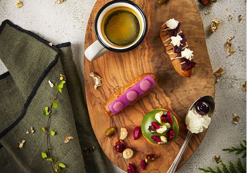 Recette : Choux à la pistache, éclair chocolat noir cerise amarena et éclair chocolat ruby - EpiSaveurs